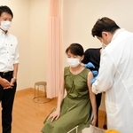 米ノババックス製ワクチンの接種の様子を視察する斎藤元彦知事（左）＝春日野会病院