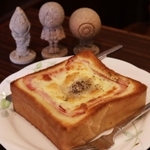 初音屋の「目玉のおやじトースト」。５５０円＝西宮市津門川町