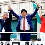 神戸で日本維新の会代表選の街頭演説会を行った候補者たち。左から馬場伸幸氏、足立康史氏、梅村みずほ氏＝２１日午後、神戸市中央区（撮影・鈴木雅之）