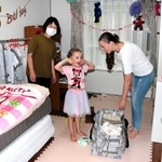 市営住宅に入居したウクライナの親子ら＝神戸市東灘区