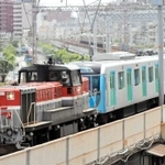 ディーゼル機関車にけん引されて運ばれる西武鉄道（埼玉県）の西武４００００系電車＝ＪＲ元町駅北側歩道橋から撮影（提供写真）