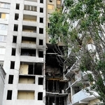 ミサイルの爆撃を受けた建物。船越さんの実家から歩いて数分の距離にある＝５月、ウクライナ南部オデッサ（船越さん提供）