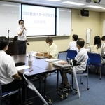 学校園での保護者対応について研修を受ける参加者ら＝神戸市中央区東川崎町１、市総合教育センター