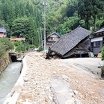 豪雨の影響で崩れた家屋＝８月２１日、石川県小松市（被災地ＮＧＯ恊働センター提供）