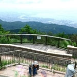 開放的な展望台でチョーク画の仕上げを行う作家の松本かなこ氏＝神戸市灘区六甲山町（撮影・中西幸大）