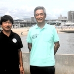 須磨海岸の環境改善に取り組む須磨里海の会の吉田裕之会長（右）と森本明さん＝神戸市須磨区須磨浦通６