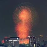 大阪の夜空を彩る「なにわ淀川花火大会」。神戸からも遠望できた＝２７日夜、神戸市中央区東川崎町１から撮影（写真３枚を比較明合成）