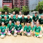 平均年齢８０歳超のサッカーチーム「六甲クラブ」のメンバー＝神戸市中央区八幡通２、磯上公園グラウンド