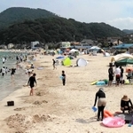 久々に多くの人でにぎわった竹野浜海水浴場＝８日、豊岡市竹野町竹野（撮影・丸山桃奈）