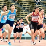４月に行われた陸上の兵庫リレーカーニバルで熱戦を繰り広げる中学生。学校単位で競うリレーも今後は様変わりする可能性がある＝神戸市須磨区、ユニバー記念競技場