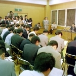 「少年Ａ」の逮捕会見に詰めかけた記者たち。そのとき問われた多くの「なぜ」は、どれだけ解明されたのだろうか＝１９９７年６月２８日、須磨署