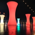 港の夜景に光の演出が映える甲板で楽しめるビアガーデン＝神戸市中央区の中突堤