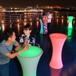 港の夜景に光の演出が映える甲板で楽しめるビアガーデン＝神戸市中央区の中突堤