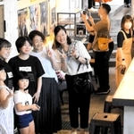 最終日の館内で記念撮影をする来館者ら＝豊岡市元町