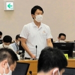 兵庫県新型コロナ対策本部会議であいさつする斎藤元彦知事＝兵庫県災害対策センター