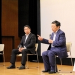 トークショーでいじめ自殺予防を訴える寺脇研さん（右から２人目）と前川喜平さん（同３人目）ら＝３０日午後、神戸市立須磨区文化センター