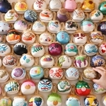 色も絵柄もさまざまな土鈴。完成までに１日かかるものも＝綱敷天満宮
