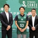 締結式に臨んだ（右から）北村正揮社長、斎藤元彦知事、今野翔太前主将＝西宮市河原町