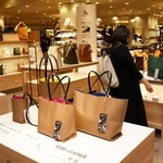 勢いのある若手職人らによる地場産業の産品が並ぶ＝神戸市中央区明石町
