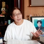 集団暴行事件で息子を失って２５年。長男聡至さんの遺影の前で話す高松由美子さん＝兵庫県稲美町印南（撮影・吉田敦史）