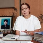 集団暴行事件で息子を失って２５年。長男聡至さんの遺影の前で話す高松由美子さん＝兵庫県稲美町印南（撮影・吉田敦史）