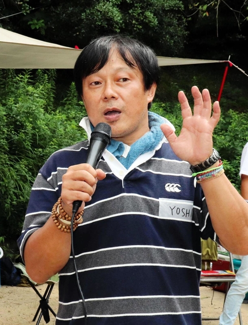 交流会であいさつする吉椿雅道さん