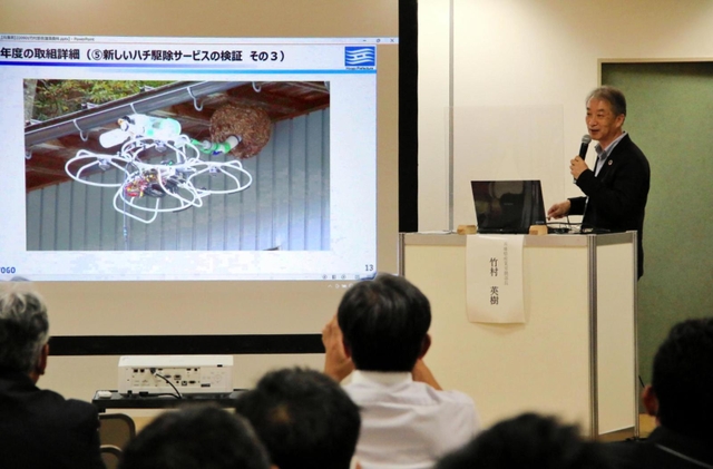 ドローンサミットの自治体会議で取り組みを発表する兵庫県産業労働部の竹村英樹部長＝神戸市中央区港島中町６、神戸国際展示場