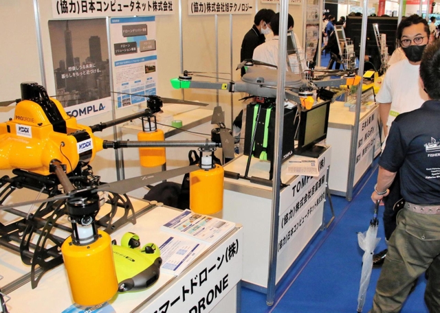 ドローンサミット会場に展示されたドローンの数々＝神戸市中央区港島中町６、神戸国際展示場