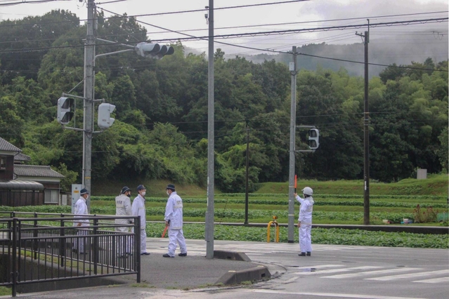 信号機が故障し、交通整理に当たる警察官＝姫路市香寺町恒屋（撮影・山本　晃）