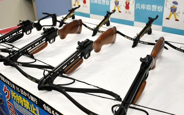 兵庫県警が所有者から回収したクロスボウ＝県警本部