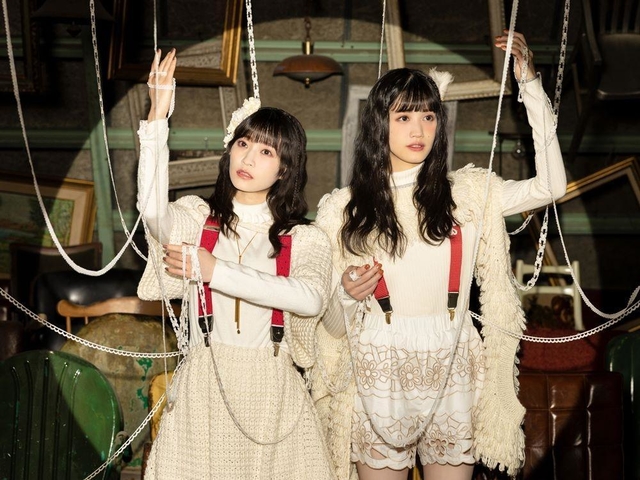 ｈａｒｍｏｅの小泉萌香さん（右）と岩田陽葵さん（提供）