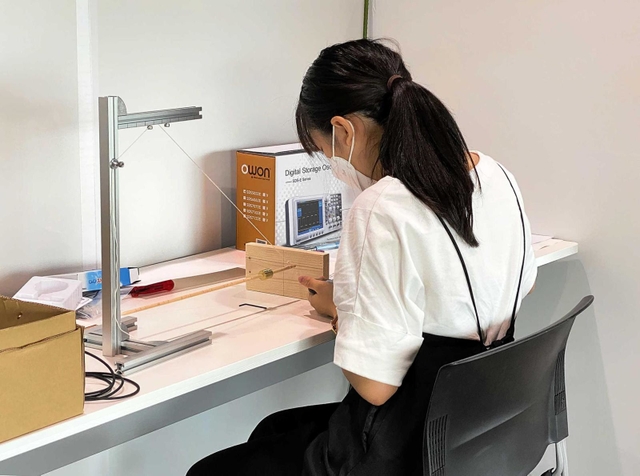 振り子の実験に集中する生徒＝アクリエひめじ