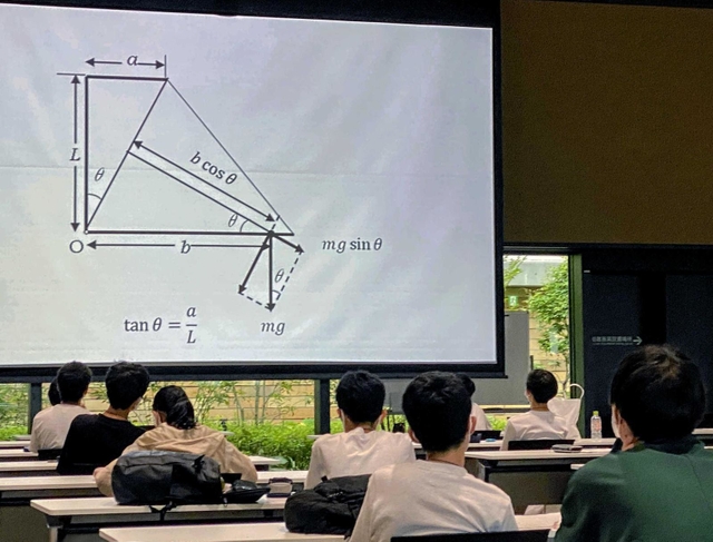 問題の解説を聞く生徒たち＝アクリエひめじ