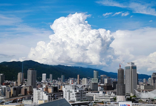 神戸の街と入道雲。夏の終わりを告げるかのように雄大な姿を見せていた＝３日午後、神戸市中央区東川崎町１から撮影