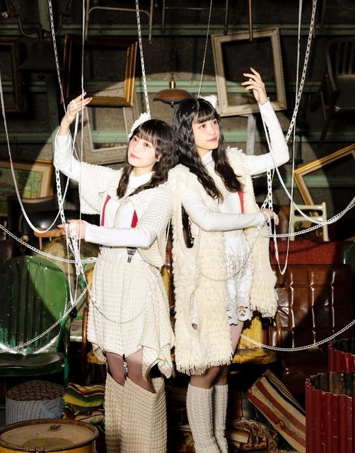 音楽にのせて物語の世界を表現するｈａｒｍｏｅの小泉萌香さん（右）と岩田陽葵さん（提供）