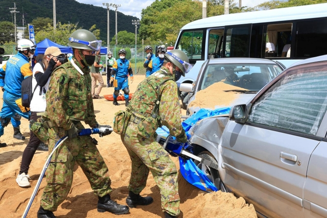車両に人が閉じ込められた想定で、車のドアをこじ開ける訓練をする自衛隊員ら＝４日午前、兵庫県多可町中区岸上、町立中央公園（撮影・鈴木雅之）