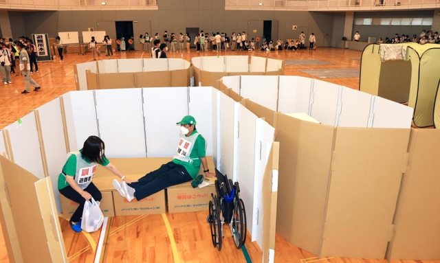 訓練で設営された、感染症対策やプライバシーに配慮した避難所＝４日午前、兵庫県多可町中区岸上、町立中央公園（撮影・鈴木雅之）