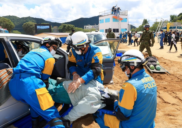 土砂崩れに巻き込まれた車両から要救助者を救出する、という想定で行われた訓練＝４日午前、兵庫県多可町中区岸上（撮影・鈴木雅之）