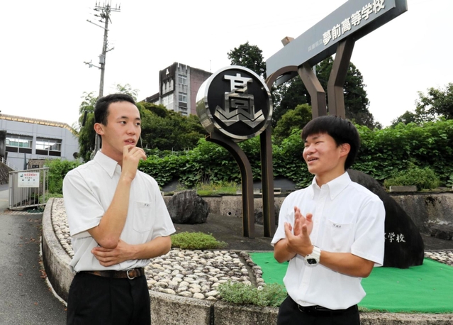 高校再編について議論の場を求め、「統廃合学生審議会」を立ち上げた夢前高３年の向山遥温さん（左）。同校生徒会長の吹田翔さんと、学校や地域の未来を考える＝姫路市夢前町前之庄