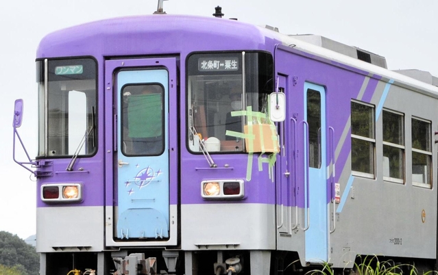 倒木で運転席の窓ガラスが割れた北条鉄道の車両＝加西市北条町西南