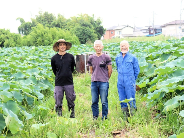 セイタカシギの繁殖を見守り続けた（右から）井田守さん、三木敏史さん、三宅純さん＝姫路市網干区大江島