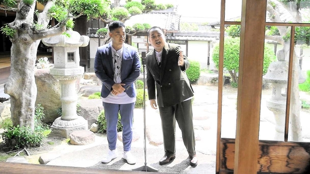 村上しま子さんの特徴やエピソードを盛り込んだ漫才を披露したミルクボーイの駒場孝さん（左）と内海崇さん（読売テレビ放送提供）