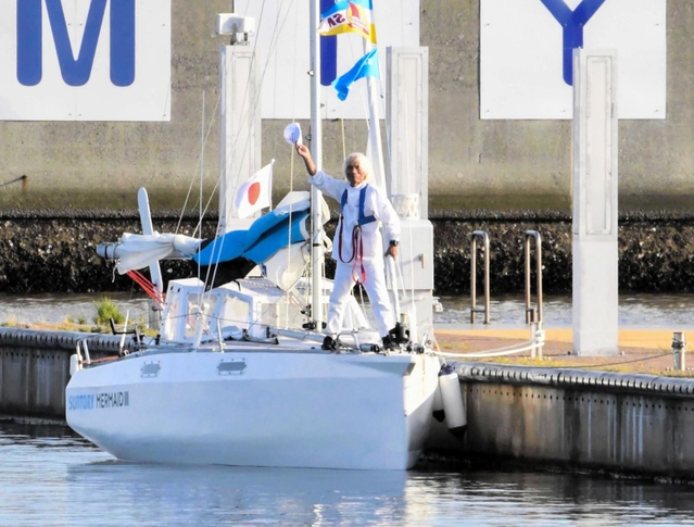 太平洋横断に成功し、新西宮ヨットハーバーに到着した堀江謙一さん＝６月４日、西宮市