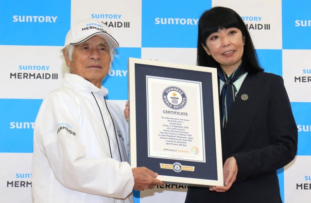 ギネスワールドレコーズジャパンの石川佳織代表（右）から認定証を受け取る堀江謙一さん＝８日午後、西宮市西宮浜４、新西宮ヨットハーバー（撮影・斎藤雅志）