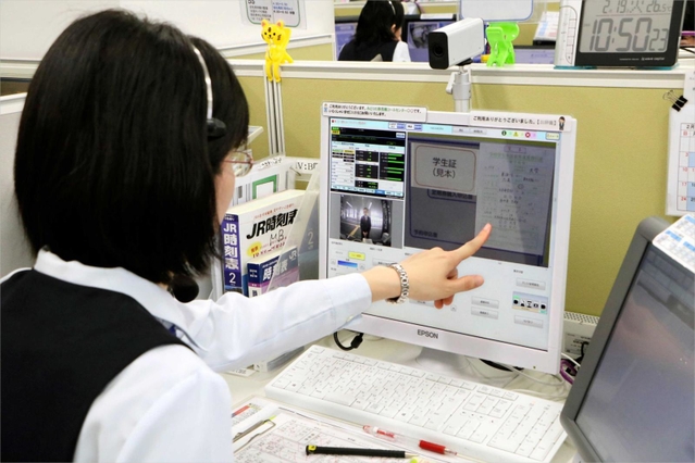 「みどりの券売機プラス」などの遠隔対応を行うコールセンターの様子＝尼崎市