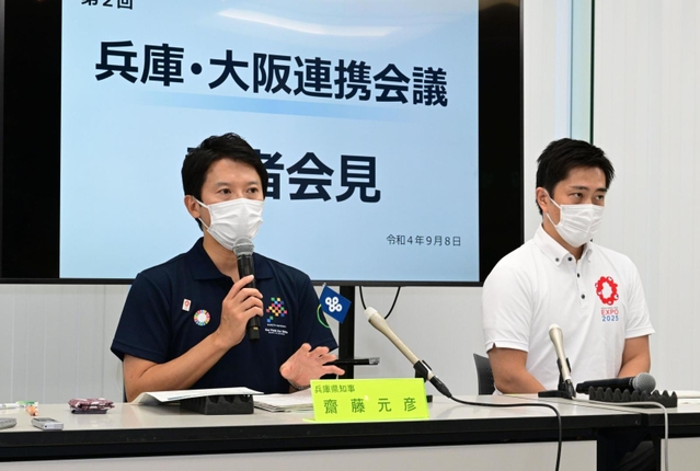 意見交換後、会見で所見を語る兵庫県の斎藤元彦知事（左）と吉村洋文大阪府知事＝８日午後、神戸市中央区脇浜海岸通１、人と防災未来センター（撮影・中西幸大）