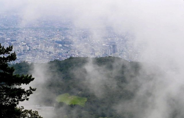 霧や雲に覆われ、異世界のような雰囲気が漂う六甲山上＝９日午前、神戸市灘区六甲山町から（撮影・秋山亮太）