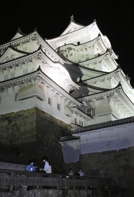 初めて夜間内部公開がナイトツアーで実施される姫路城大天守＝９日夜、姫路市本町