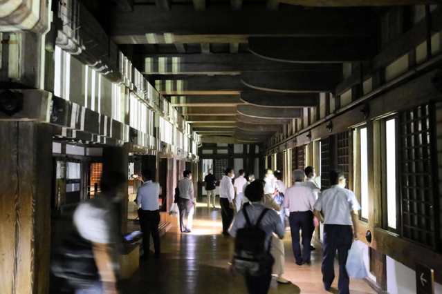 夜間の公開は初となる姫路城大天守内部＝９日夜、姫路市本町