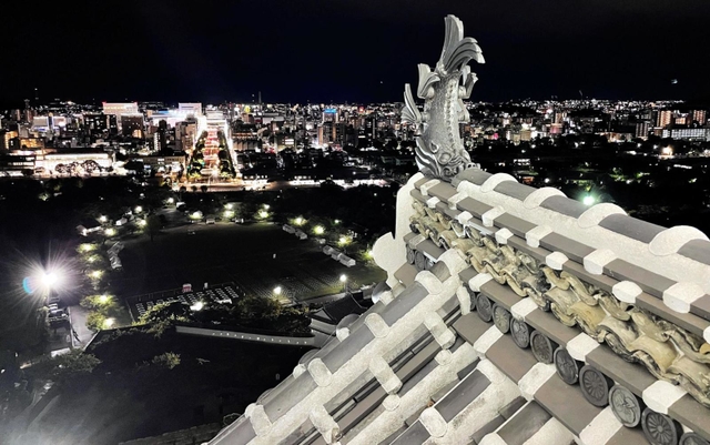 姫路城大天守の６階から見下ろす姫路市街地＝９日夜、姫路市本町（撮影・大山伸一郎）